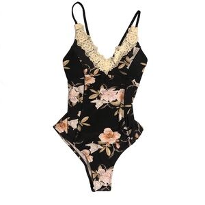 NWT Cupshe Floral V-Neck One-Piece Lace Trim Women’s Swimsuit Size Medium NEW‎